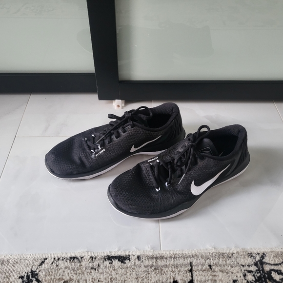 Nike shoes size 10 - Picture 2 of 4